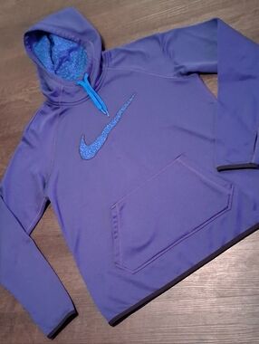 Nike Therma-FIT Hooded Pullover Sweatshirt Featuring A Textured Swoosh